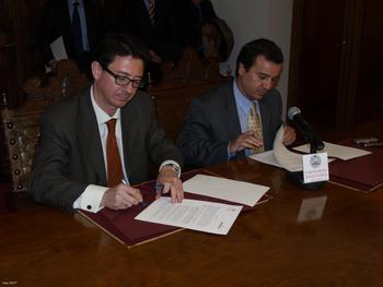 José Ángel Sanz Viejo, presidente de Gas Natural Comercial y José Ramón Alonso, rector de la Universidad de Salamanca, firman el convenio de colaboración.