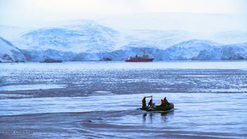 Embarcación camino de la base argentina Jubany, en la Antártida (Foto: Glackma).