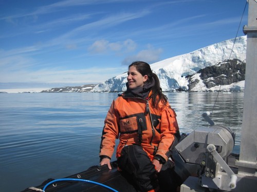 La argentina Dolores Deregibus, en la Caleta Potter a bordo de una embarcación. Foto: Dirección Nacional del Antártico.