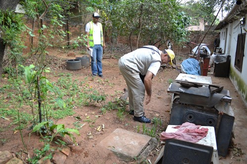 Los residuos, criaderos del mosquito transmisor del dengue. FOTO: MSPBS