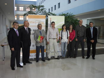 Foto de familia de los premiados en el primer concurso 'Pon en valor tu investigación'.
