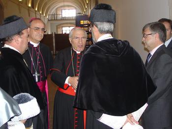 Antonio María Rouco Varela conversa con los rectores de la Universidad Pontificia y de la Universidad de Salamanca en presencia de Juan Casado.
