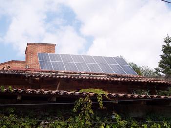 Paneles solares instalados en una vivienda.