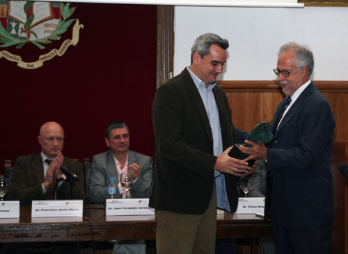 Cruz Miguel Cendán Martínez, miembro del grupo de investigación “CTS-109-Neurofarmacología del dolor” de la UGR,  recoge el premio otorgado por la Sociedad Española del Dolor (SED). Foto: UGR.