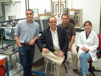 Los investigadores participantes en el proyecto que desarrolla nuevos sensores capaces de controlar el desarrollo del vino.
