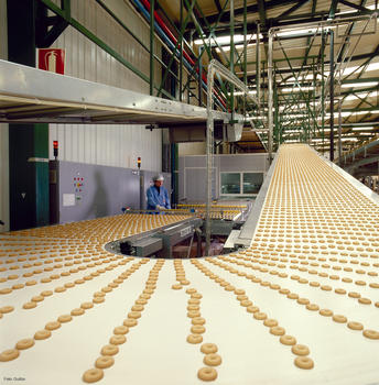 Cadena de producción en la fábrica de Galletas Gullón.
