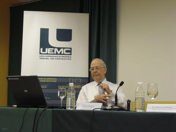 El sociólogo Maxwell McCombs, padre de la teoría de la Agenda Setting, en la Universidad Miguel de Cervantes de Valladolid.
