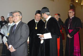 Juan Casado y los rectores de las dos universidades de Salamanca desfilan hacia la ceremonia de inauguración de curso.