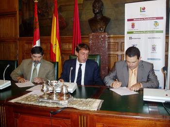 De izquierda a derecha, el rector de la Universidad, junto al presidente de la Diputación y el gerente de las bodegas