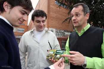 Los dos estudiantes junto al tutor del proyecto muestran el dispositivo de localización de accidentes.
