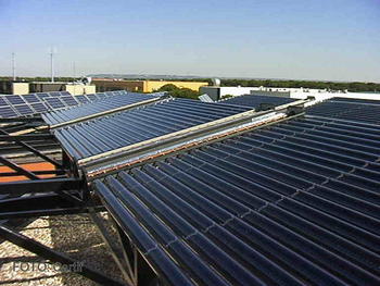 Imagen de una instalación de energía solar para refrigeración.