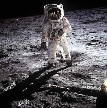 Aldrin sobre la superficie lunar