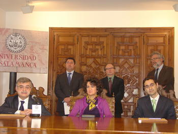 En primer plano, Juan Casado, la vicerrectora de Investigación de la Universidad de Salamanca y Sánchez Llorente.