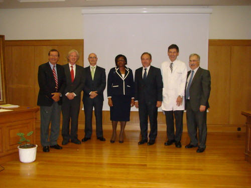Isabel Alexandre junto a su director de tesis, José Carlos Pastor, y a los miembros del Tribunal hoy en la Facultad de Medicina de la UVa.