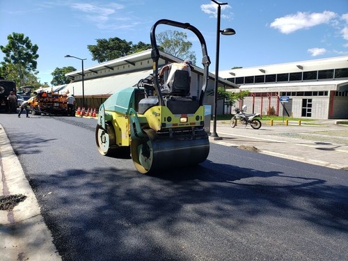 En la imagen se aprecia la construcción del tramo de carretera con residuos plásticos en la Ciudad Deportiva de la UCR/Rafael Villegas.