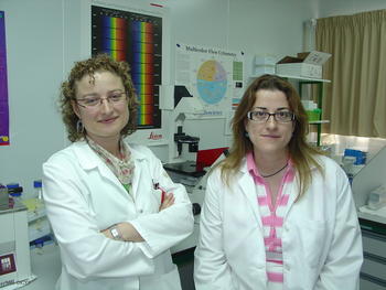 Margarita Marqués (izquierda) y Marta Fernández Baro, en el laboratorio del Instituto de Desarrollo Ganadero y Sanidad Animal de la Universidad de León.