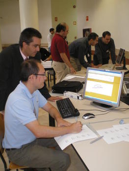 El investigador Carlos Vivaracho (de pie) junto a otro de los científicos del grupo, Juan Manuel Pascual, prueban el funcionamiento del sistema. 