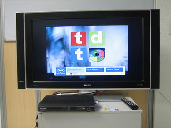 Una pantalla de televisor con el logo de la TDT.