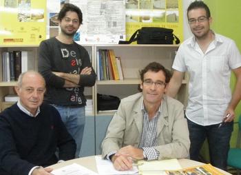 Investigadores del Grupo de Tecnología de Construcción con Tierra de la Universidad de Valladolid (FOTO: Félix Jové).
