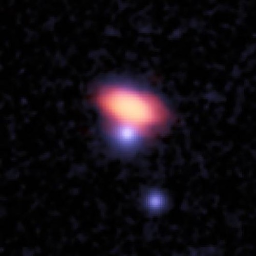 Imagen de ALMA y de observaciones ópticas donde se aprecia el brillo de las emisiones del monóxido de carbono (rojo) y el cuásar PKS0439-433 (en azul), Créditos: Neeleman et al.; ALMA (ESO/NAOJ/NRAO); B. Saxton (NRAO/AUI/NSF); H.-W. Chen, Carnegie Obs