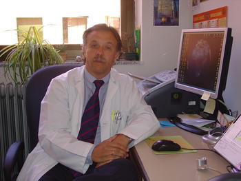 José Antonio Mirón, profesor de la Facultad de Medicina de la Universidad de Salamanca, en su despacho