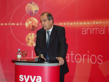 Luis Bascuñán, director general de Laboratorios Syva, en la entrega del Premio 2008 a la mejor tesis doctoral.