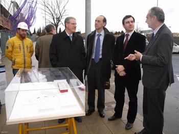 Visita de las autoridades a las obras de Microbiología, junto a la maqueta del nuevo centro.