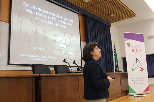Delia Fernández González detalla los resultados del estudio en torno a la alergia. FOTO: ULE.