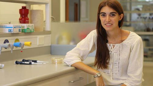 Yanina Rossi, en los laboratorios de la Universidad Nacional de Villa María (UNVM). Foto: Argentina Investiga.