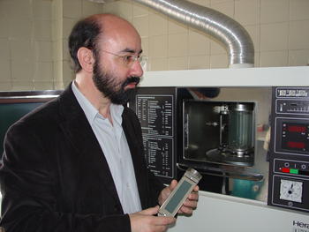Javier Sánchez Martín en el laboratorio de ensayos textiles