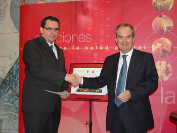 José Luis Balcázar (izquierda) recibe el Premio Syva 2008 a la mejor tesis doctoral de manos del director del laborarotio, Luis Bascuñán.