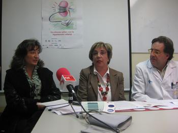 El doctor Jesús Martín, acompañado de la presidenta de Álcer-Ávila y la del Colegio de Farmacéuticos de Ávila.