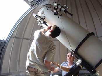 Dos astrónomos siguen del tránsito de Venus desde el telescopio de la USAL