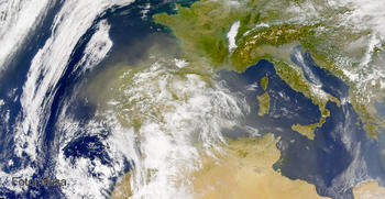 Imagen de la Nasa que muestra una masa de polvo de origen africano viajando a través de la Península Ibérica y cubriéndola casi en su totalidad.