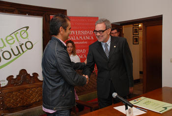 Firma del convenio entre la Agrupación Duero-Douro y la Universidad de Salamanca.