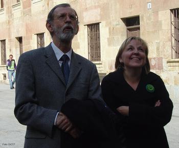 Franciso Bolívar Zapata, junto a la secretaria general de la Universidad de Salamanca, Ana Belén González.