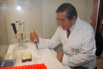 Dr. Wilfredo Huanca López trabajando en el Laboratorio de reproducción animal de la UNMSM..