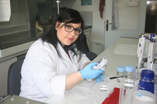 Raquel Calvo, en un laboratorio del IRNASA.