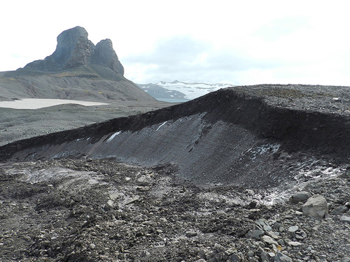 Imagen del suelo congelado (permafrost) en degradación en la península Potter (isla King George, Antártida). Fotografía: Marc Oliva.