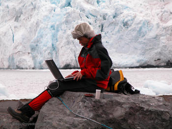 La investigadora Carmen Domínguez, del Proyecto Glackma, trabajando en la Antártida.