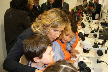 La ministra de Ciencia e Innovación, en el MoviLab, con los niños.