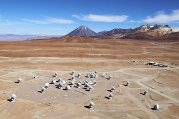 El conjunto de antenas de ALMA. Foto: Clem & Adri Bacri-Normier (wingsforscience.com)/ESO.