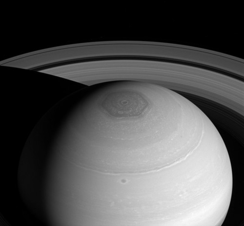 Hexágono ubicado en el polo norte de Saturno./NASA/JPL-Caltech/Space Science Institute