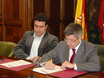 Ricardo Aller y Francisco Fernández firman el convenio entre la Fundación Clínica San Francisco y el Ayuntamiento de León.