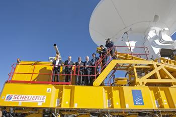 El presidente de Chile, Sebastián Piñera, segundo por la izquierda, junto a varios de científicos sobre uno de los enormes transportadores de ALMA. Foto: ALMA (ESO/NAOJ/NRAO).