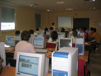 Cada alumno del curso cuenta con un ordenador.
