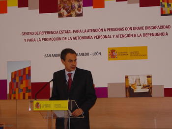 El presidente del Gobierno, José Luis Rodríguez Zapatero, durante la inauguración del CAMF de San Andrés del Rabanedo (León).