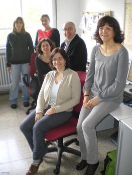 El director del Instituto de Farmacoepidemiología, Alfonso Carvajal, junto al personal del centro, entre ellos la coordinadora del proyecto, Inés Salado (fondo derecha).