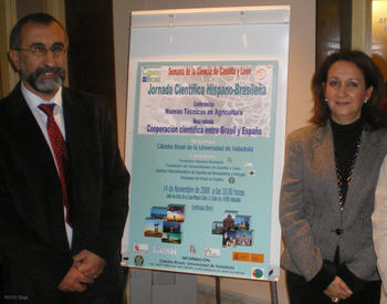 El director del Instituto Interuniversitario de Estudios de Iberoamérica y Portugal y la directora de la Cátedra de Brasil posan junto al cartel de las jornadas.
