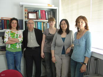 Alfonso Carvajal, director del Instituto de Farmacoepidemiología y algunos miembros de su equipo.